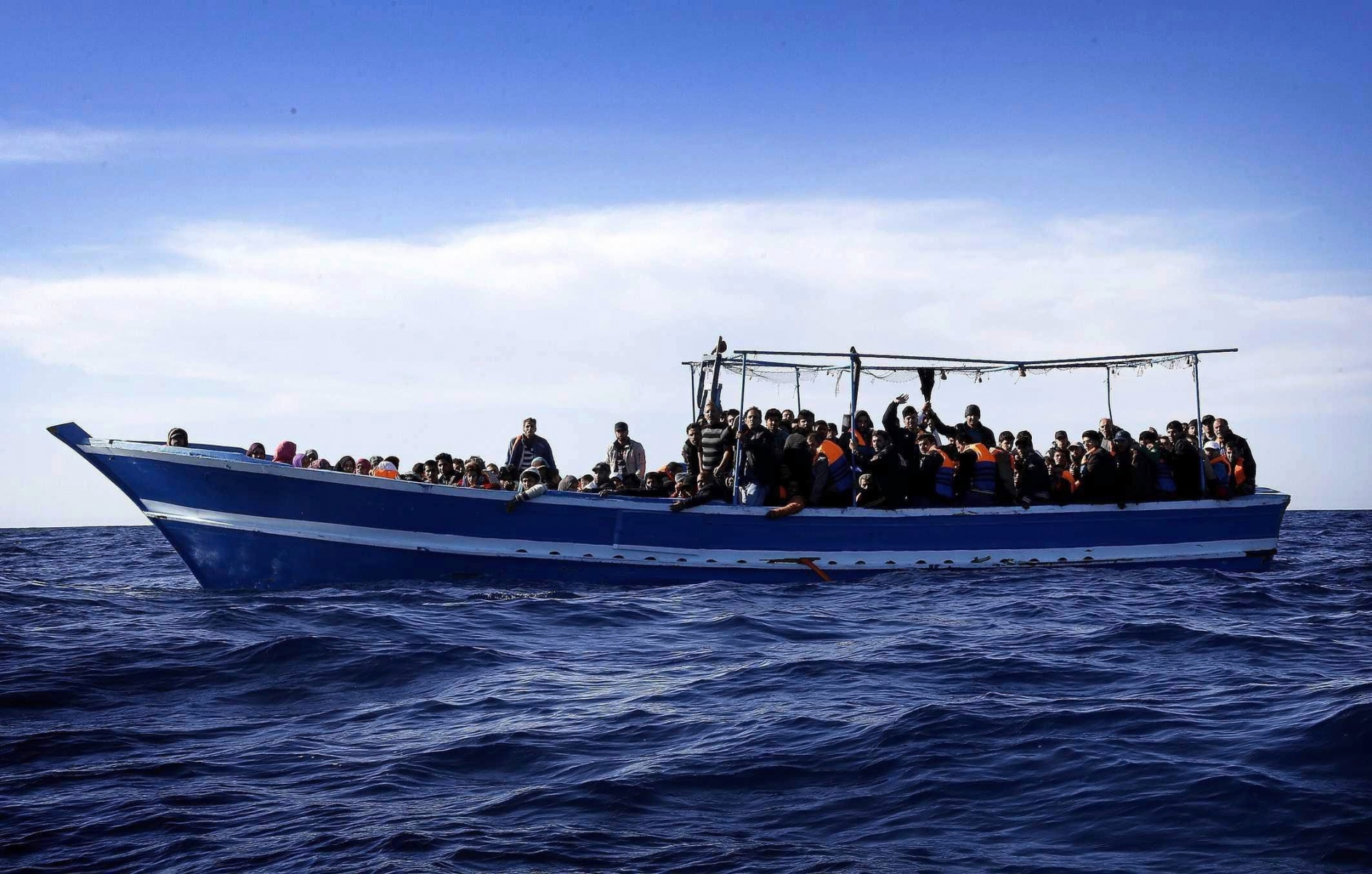 JAHRESRUECKBLICK 2014 ñ APRIL ñ ZUM JAHRESRUECKBLICK 2014 FINDEN SIE WEITERE BILDER UND THEMEN AUF DEM NEWS-PORTAL VON KEYSTONE - People on a boat carrying 267 migrants, including men, women and children, are pictured off the coast of Libya in the southern Mediterranean Sea, during the 'Mare Nostrum' operation by crew members of the Frigate 'Espero', 28 April 2014. According to recent reports, since 01 January, sea patrols have rescued about 22,000 migrants.  EPA/GIUSEPPE LAMI JAHRESRUECKBLICK 2014 ñ APRIL ñ ITALIEN MIGRATION FLUECHTLIN