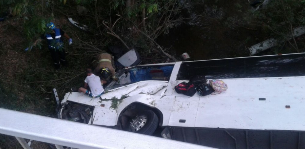 Un bus a chuté dans un ravin au Panama, tuant 18 personnes.