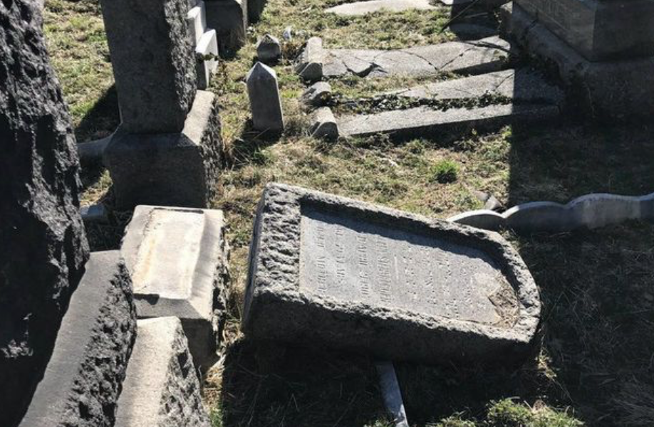 Les pierres tombales du cimetière juif à New York ont en réalité été victimes du temps.