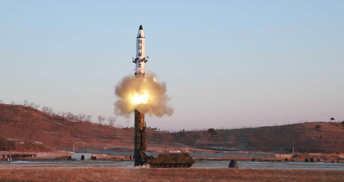 La Corée du Nord provoque le Japon en lançant trois missiles dans les eaux.