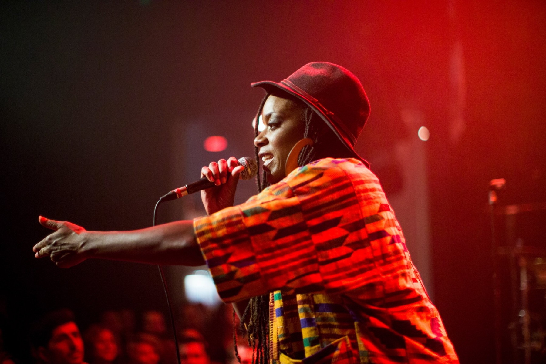 Akua Naru à enflammé l'Usine à Gaz avec son rap, son funk et son jazz.
