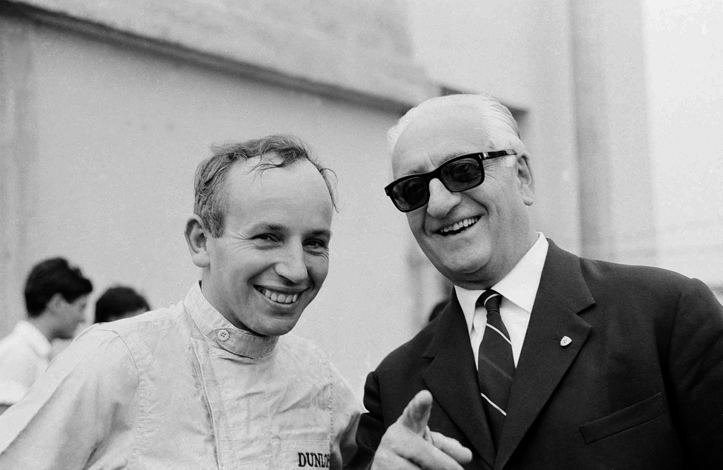 Enzo Ferrari (droite), fondateur de l'écurie de Formule 1 et de la marque au cheval cabré,  est mort en 1988 à l'âge de 90 ans. 