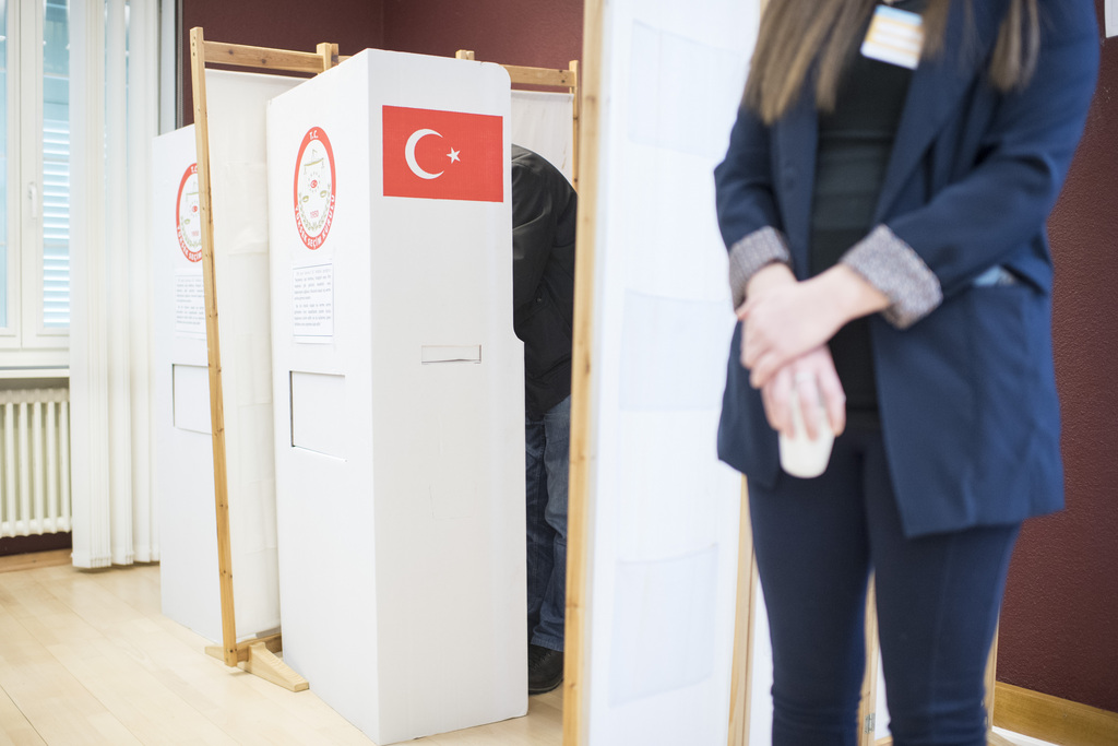 Les Turcs de l'étranger constituent environ 5% des votants. Ils pourraient jouer un rôle décisif en cas de résultat serré.