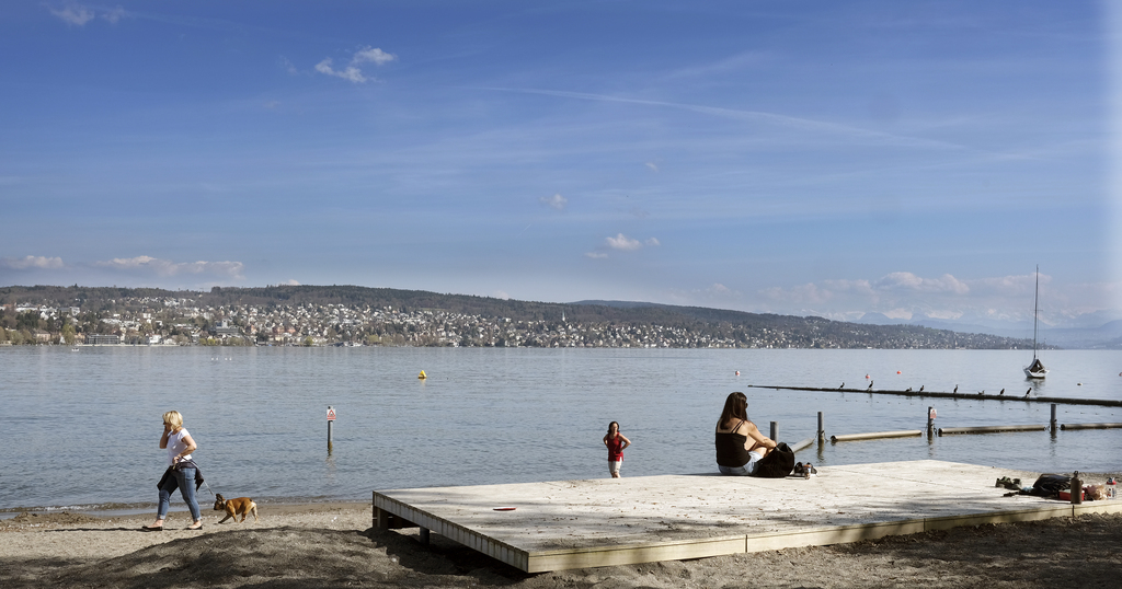 On profite du soleil en ce 29 mars au bord du lac de Zurich.