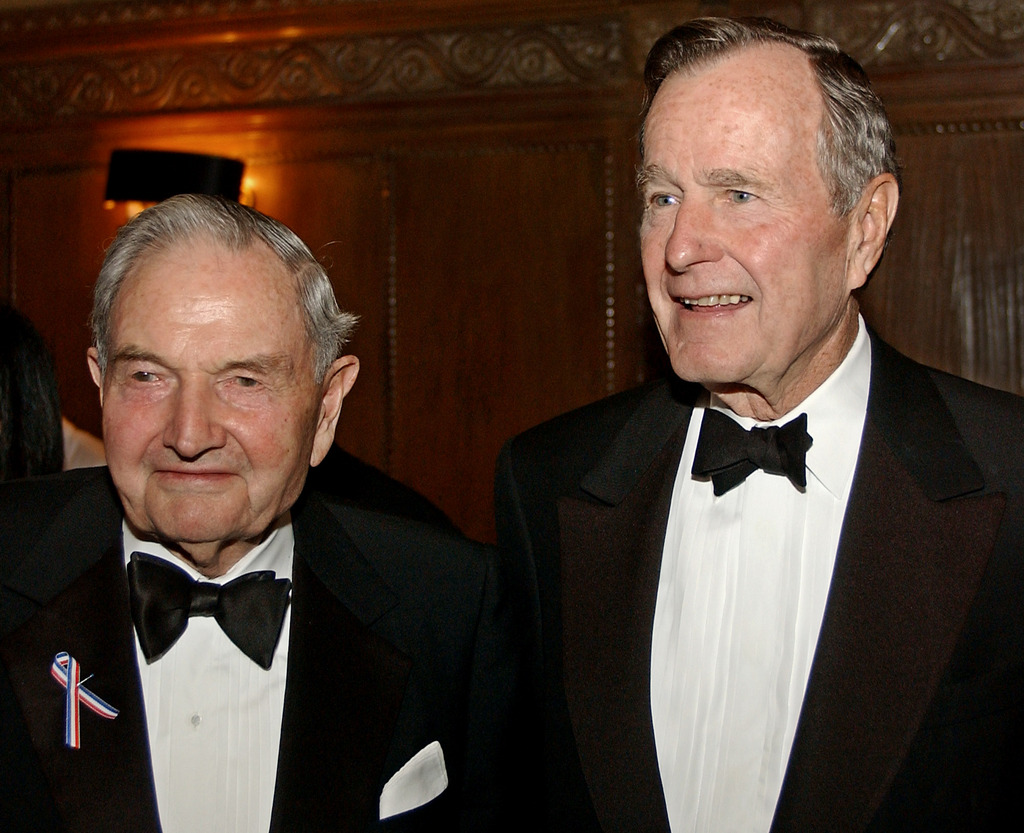 David Rockefeller, à gauche, rencontrait l'ex-président George Bush en 2002.