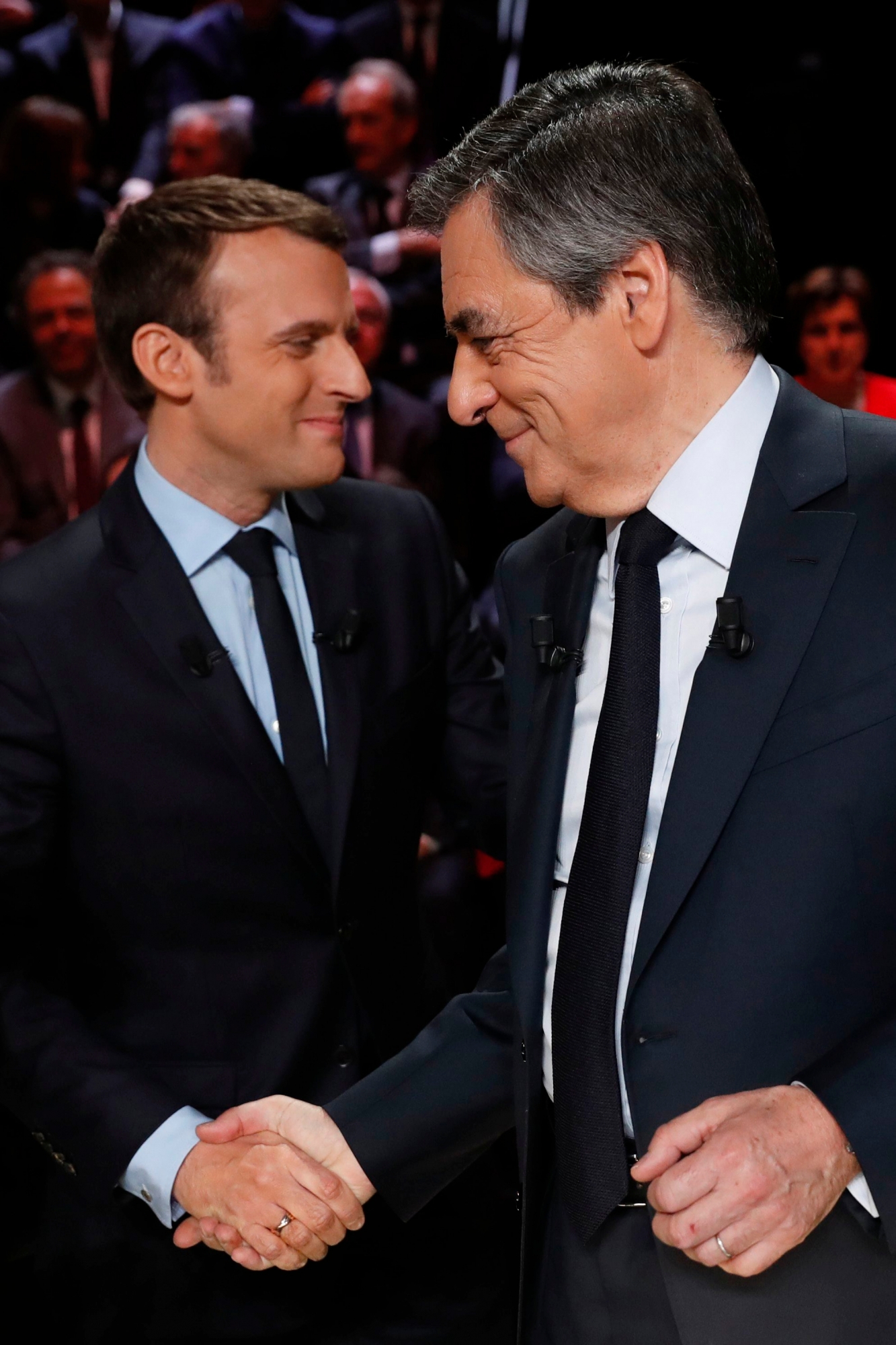 epa05860703 French right-wing 'Les Republicains' (LR) party candidate Francois Fillon (R) shakes hands with 'En Marche!' movement candidate Emmanuel Macron (L) prior to the start of a debate of candidates organised by French private TV channel TF1 in Aubervilliers, outside Paris, France, 20 March 2017.  French presidential elections are planned for 23 April and 07 May 2017.  EPA/PATRICK KOVARIK / POOL MAXPPP OUT FRANKREICH WAHLEN PRAESIDENT 2017 FERNSEHDEBATTE