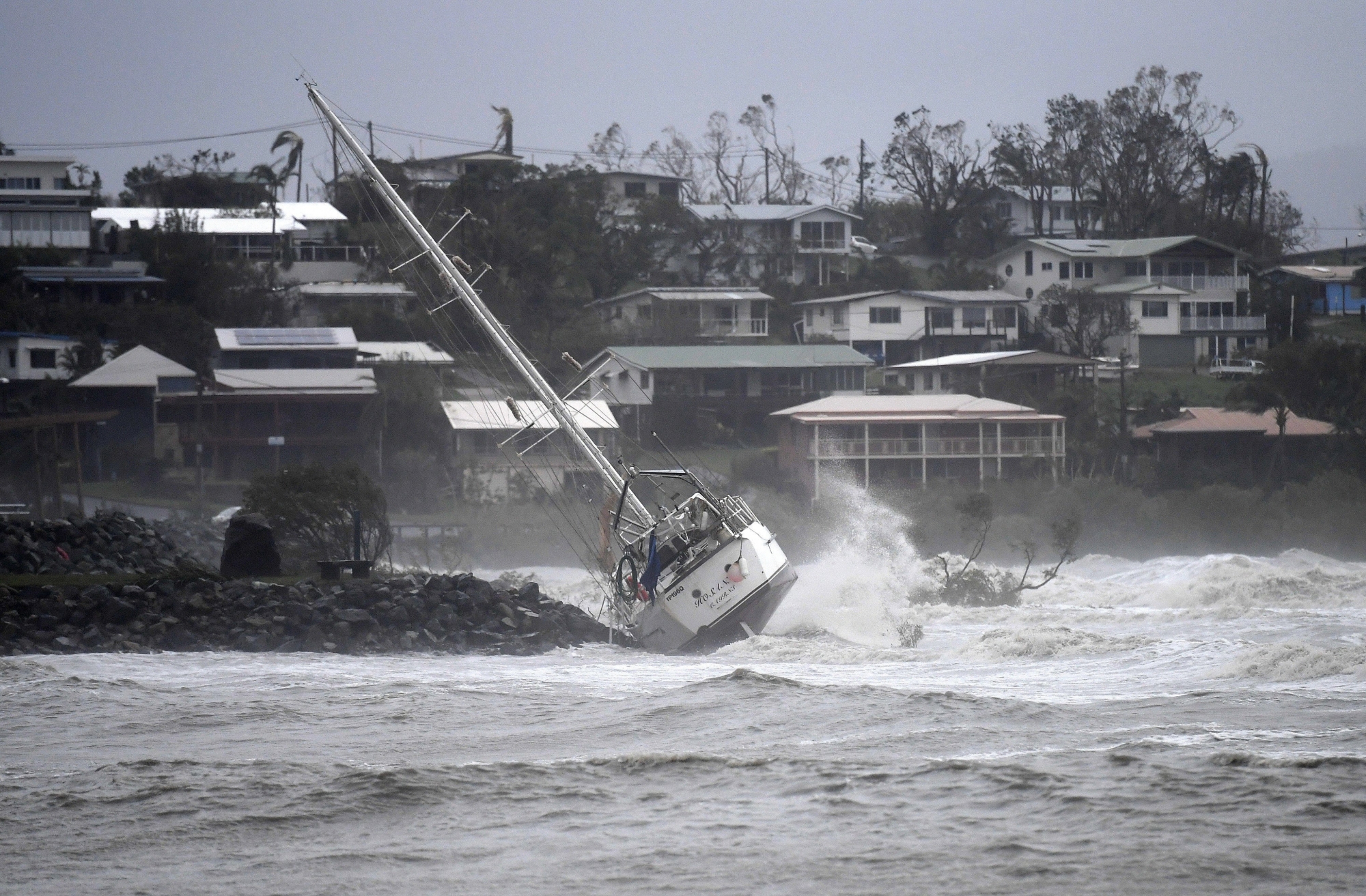 epa05876196 A boat is smashed against the rocks at Airlie Beach, Queensland, Australia, 29 March 2017. Cyclone Debbie hit Queensland's far north coast yesterday as a category 4 cyclone, causing widespread damage.  EPA/DAN PELED  AUSTRALIA AND NEW ZEALAND OUT AUSTRALIA CYCLONE DEBBIE