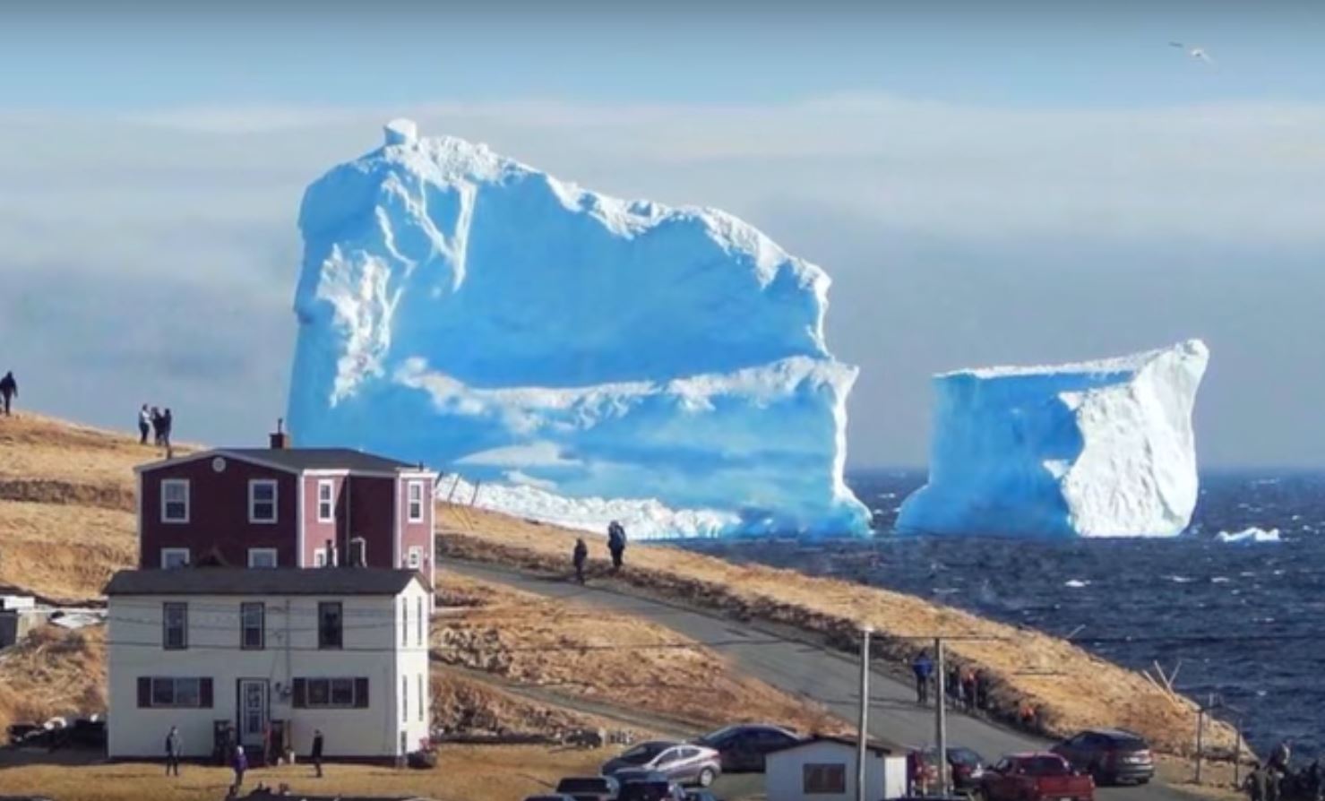 L'iceberg mesure plus de 40 mètres de haut et impressionne les curieux venus en masse.