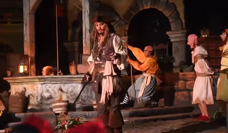 L'acteur de 53 ans s'est mis en scène dans les décors de l'attraction "Pirates des Caraïbes".