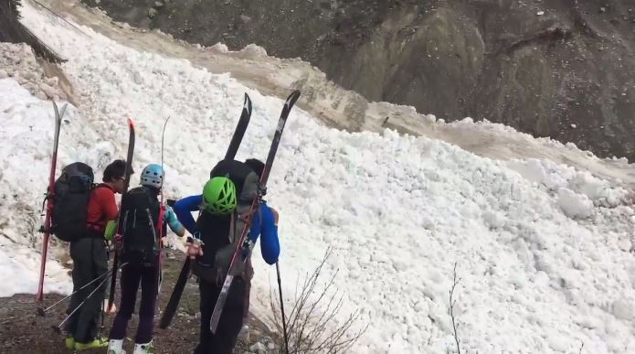 Une véritable rivière de neige est passée à toute vitesse au pied des skieurs.