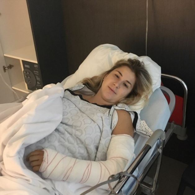 La Saint-Gallois a révélé sur Twitter qu'elle a subi la semaine dernière une opération à son poignet gauche.