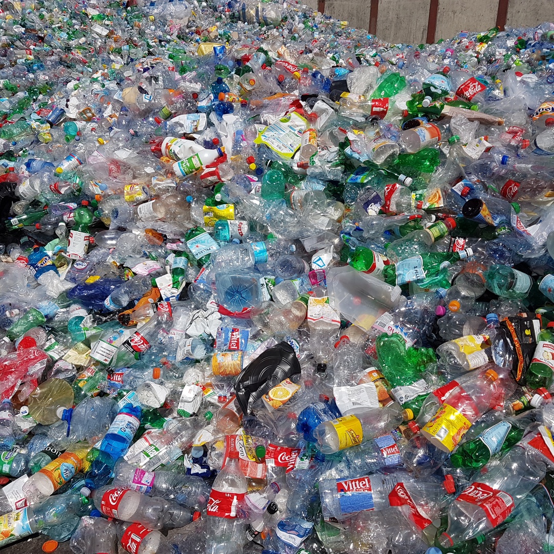 Une trop grande quantité de déchets indésirables est constatée.  Le contenu des bennes est incinéré et non recyclé, ce qui alourdit la facture de la ville.