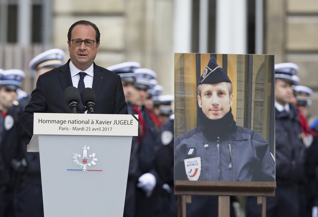 François Hollande a rendu mardi un hommage national au policier tué jeudi dans un attentat sur les Champs-Elysées.
