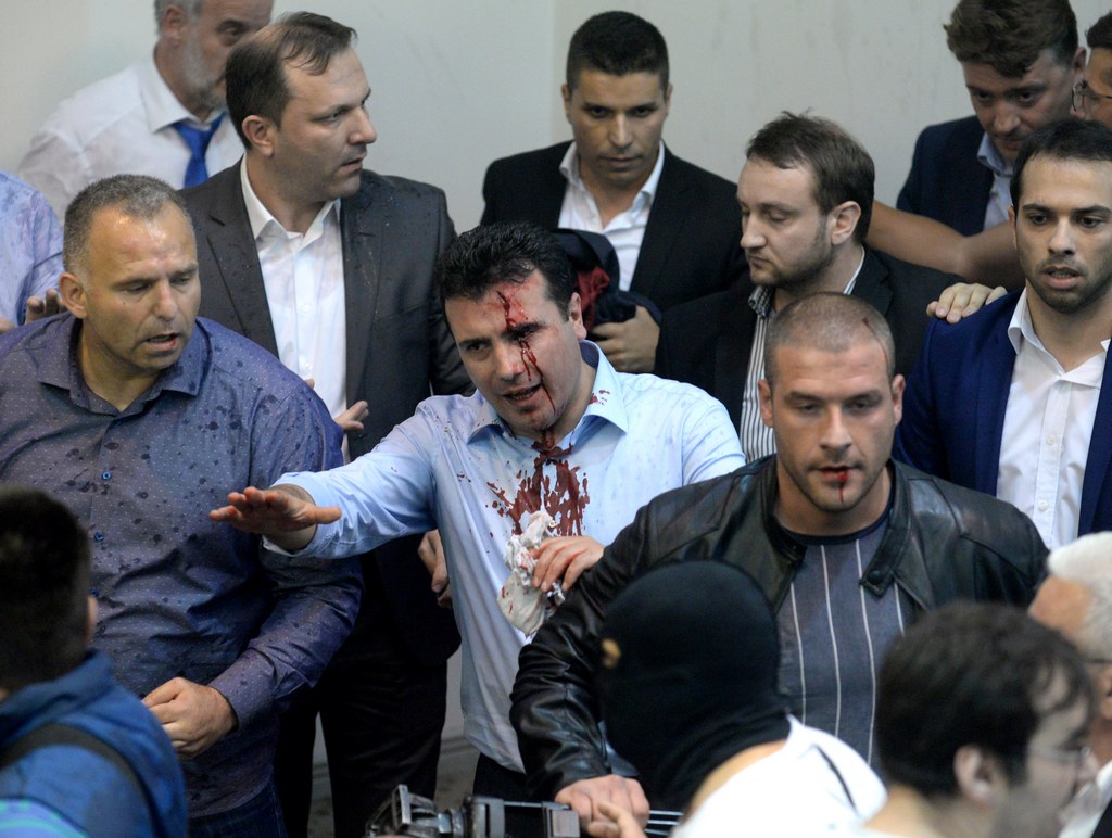 Zoran Zaev, le leader de l'Union sociale démocrate de Macédoine est ressorti en sang du parlement.