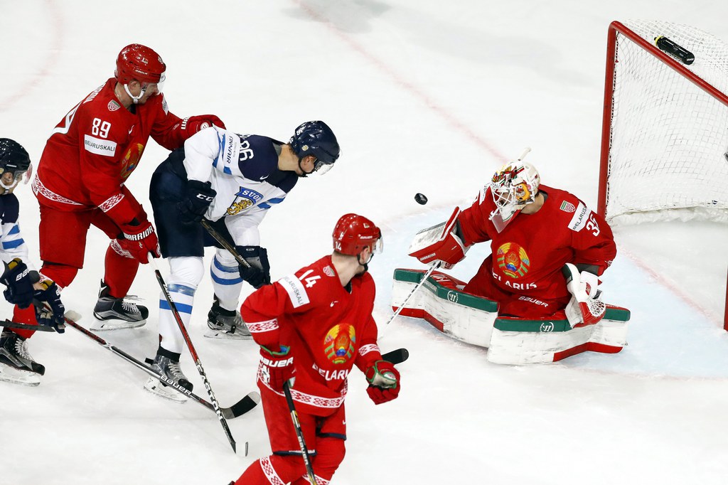 Mikko Rantanen face au gardien biélorusse, Kevin Lalande.