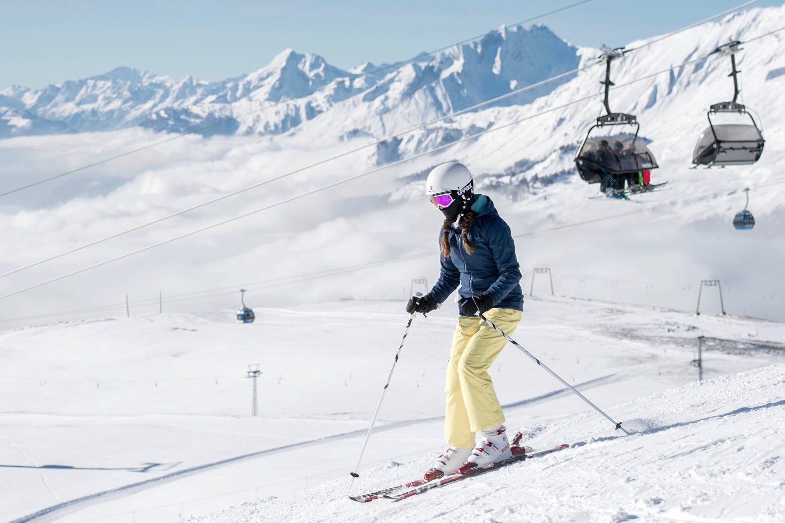 ZUR OLYMPIA-KANDIDATUR VON SION FUER DIE OLYMPISCHEN WINTERSPIELE 2026 STELLEN WIR IHNEN ZU DEN AUSTRAGUNGSORTEN FOLGENDES BILDMATERIAL ZUR VERFUEGUNG ñ A girl skiing on one of the few open ski slopes in Crans-Montana, Switzerland, Friday, January 6, 2017. (KEYSTONE/Leo Duperrex) OLYMPIA 2026 KANDIDATUR SION AUSTRAGUNGSORTE