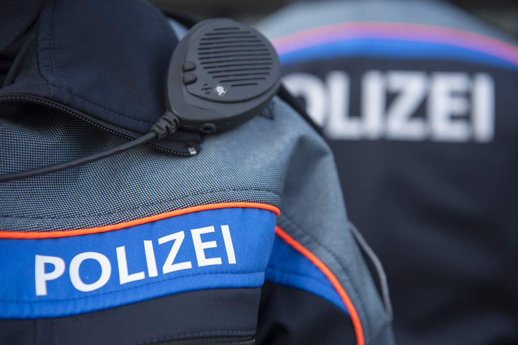 D'après la police d'Appenzell Rhodes-Extérieures, la petite se trouvait à l'arrêt lorsqu'elle a soudain sauté sur les voies ferrées.