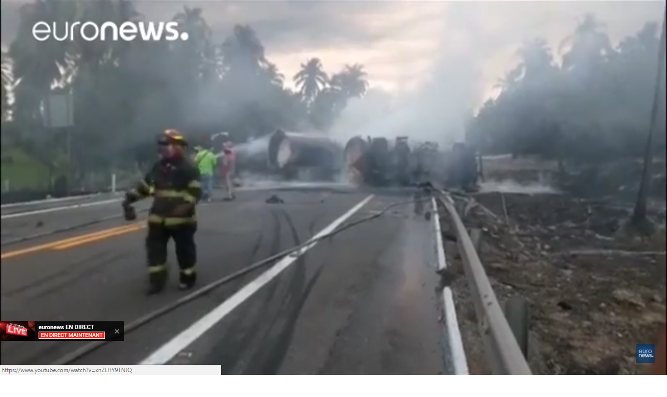 La collision a provoqué une forte explosion et le chauffeur du camion-citerne et une vingtaine de passagers du bus sont morts carbonisés.