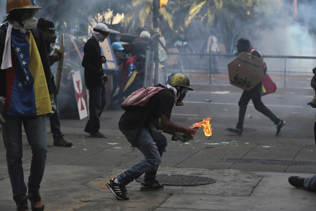 A Caracas, ils étaient plus d'une dizaine de milliers à tenter d'atteindre le ministère de l'intérieur, sous les tirs de grenades lacrymogènes des forces de l'ordre.