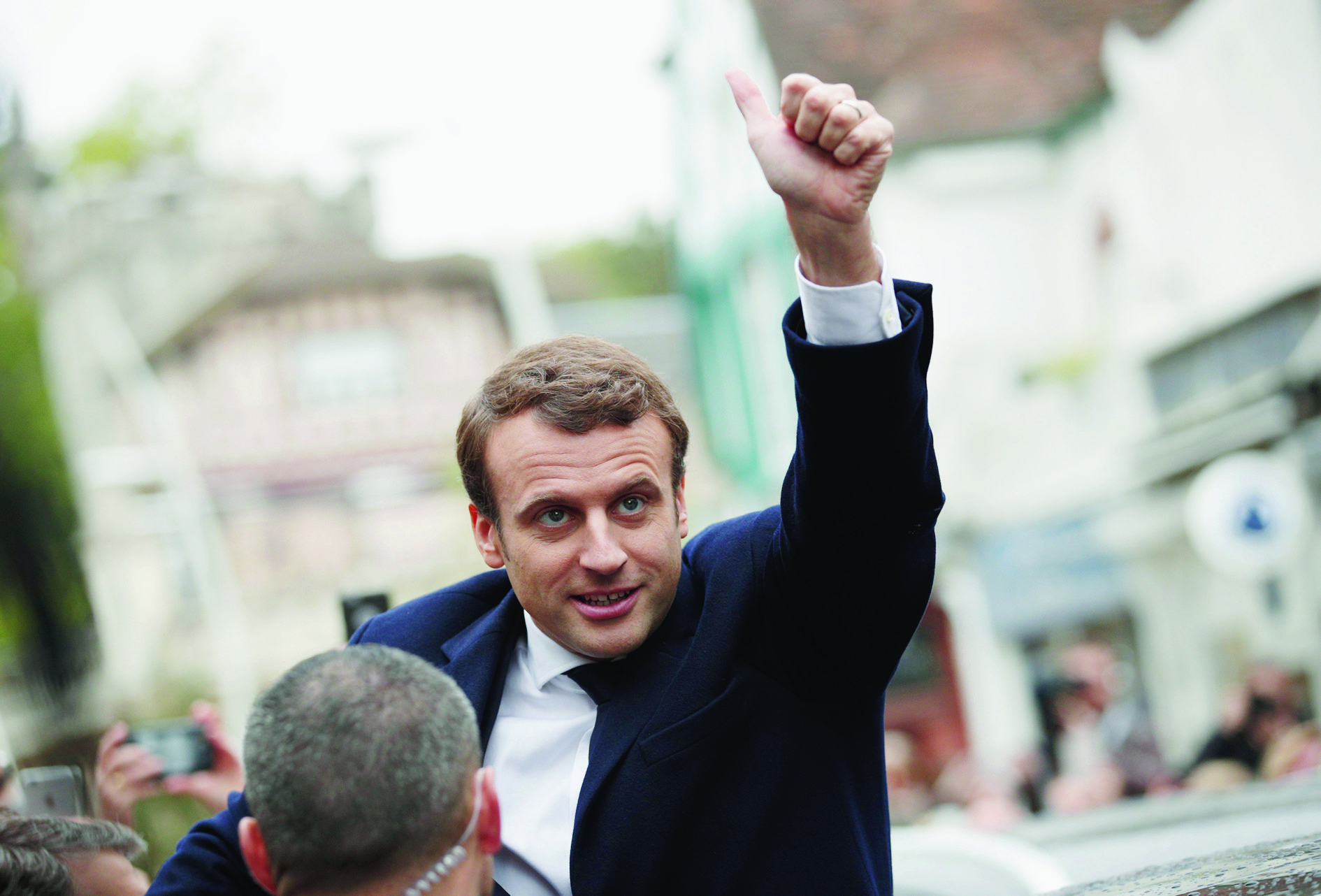 epa05948026 epa05947979 French presidential election candidate for the 'En Marche!' (Onwards!) political movement, Emmanuel Macron (C), waves as he leaves after voting in the second round of the French presidential elections in Le Touquet-Paris-Plage, northern France, 07 May 2017.  EPA/YOAN VALAT  EPA/YOAN VALAT FRANCE PRESIDENTIAL ELECTIONS