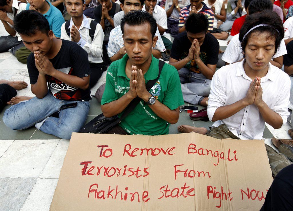 Des boudhistes prient et demandent que les "terroristes quittent Rakhine", l'état dans lequel ils vivent.