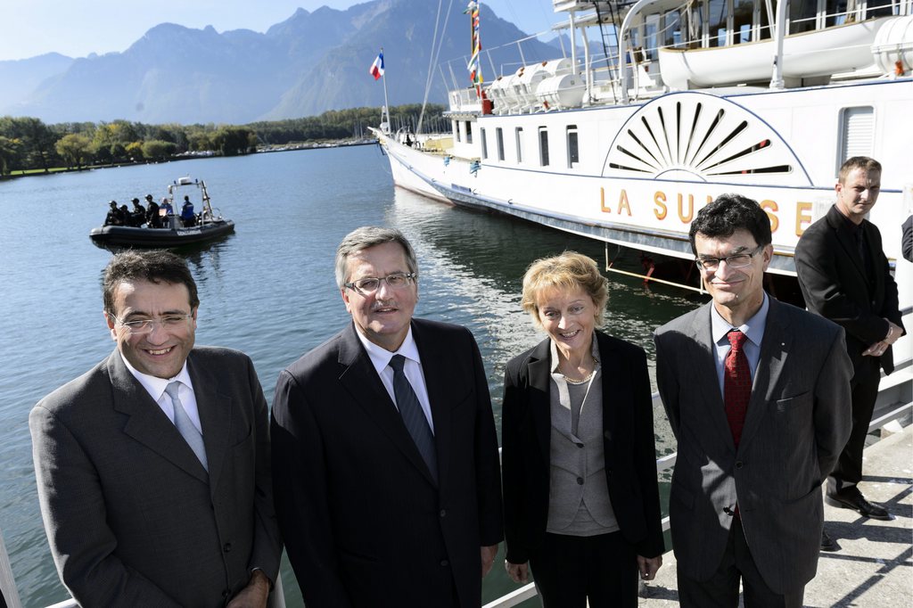 Le président polonais, Bronislaw Komorowski, (2e à gauche), a achevé ses deux jours de visite officielle en Suisse à bord de "Le Suisse" sur le lac Léman en compagnie de la présidente de la Confédération Eveline Widmer-Schlumpf,son mari Christoph Widmer, et le Conseiller vaudois Pascal Broulis.