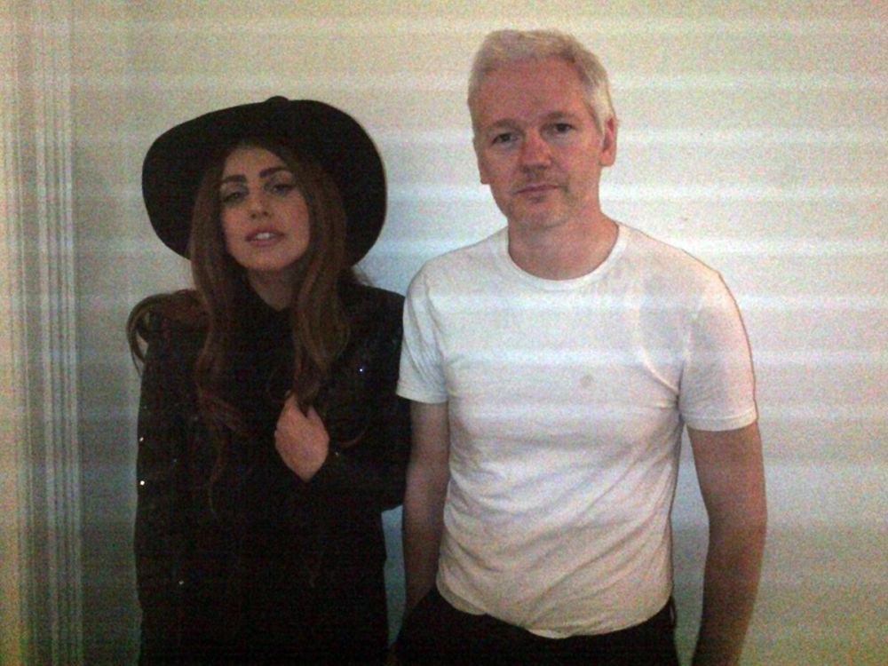 Lady Gaga a rencontré Julian Assange mardi, elle a posté cette photo sur son compte Twitter.
