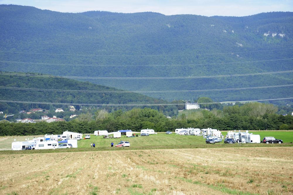 Encore 22 dimanche, les caravanes des gens du voyage sont désormais 35 ans dans un champ fraichement ensemencé à Chavannes-de-Bogis.