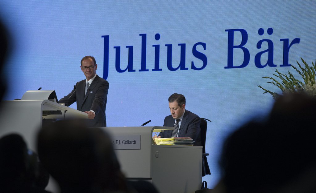 La banque Julieus Baer (ici Daniel J. Sauter, à g.) et  Boris F.J. Collardi) annonce la suppression de quelque 1000 emplois afin d'augmenter sa rentabilité. 