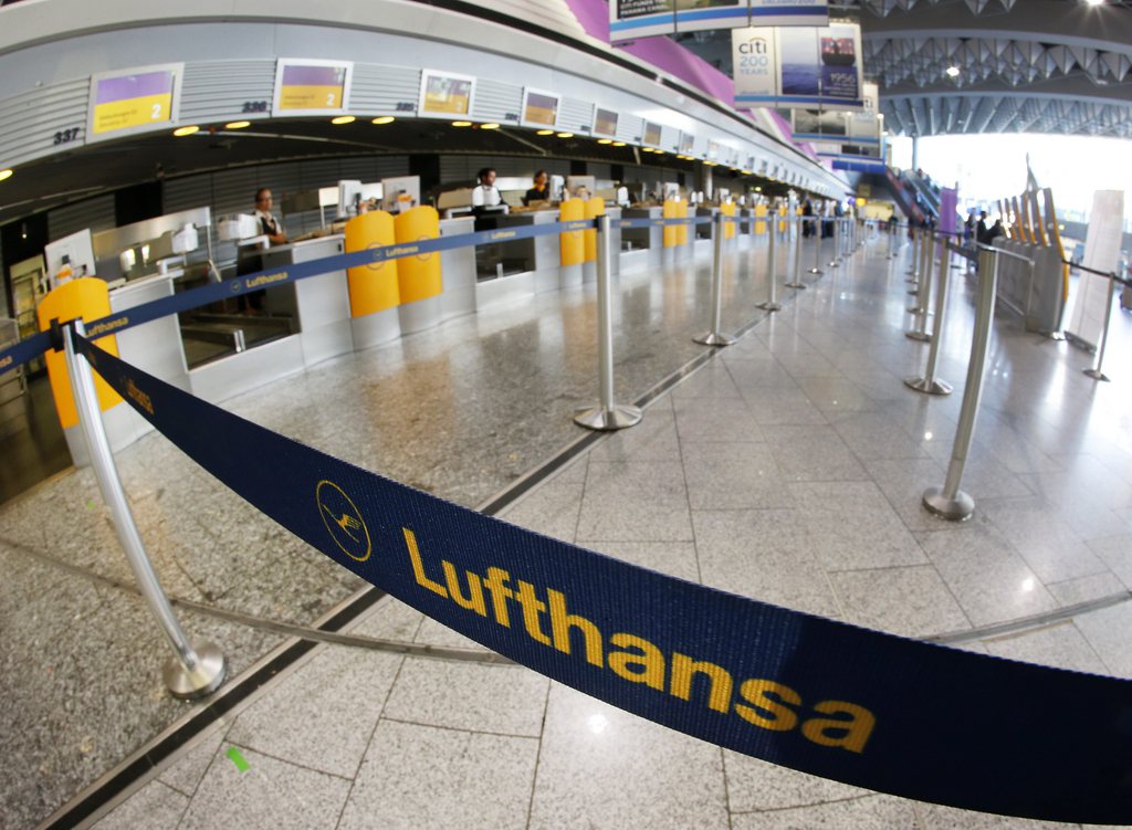 Les guichets de la Lufthansa sont vides. La grève du personnel navigant de la compagnie allemande a provoqué l'annulation de la moitié des vols ce vendredi.