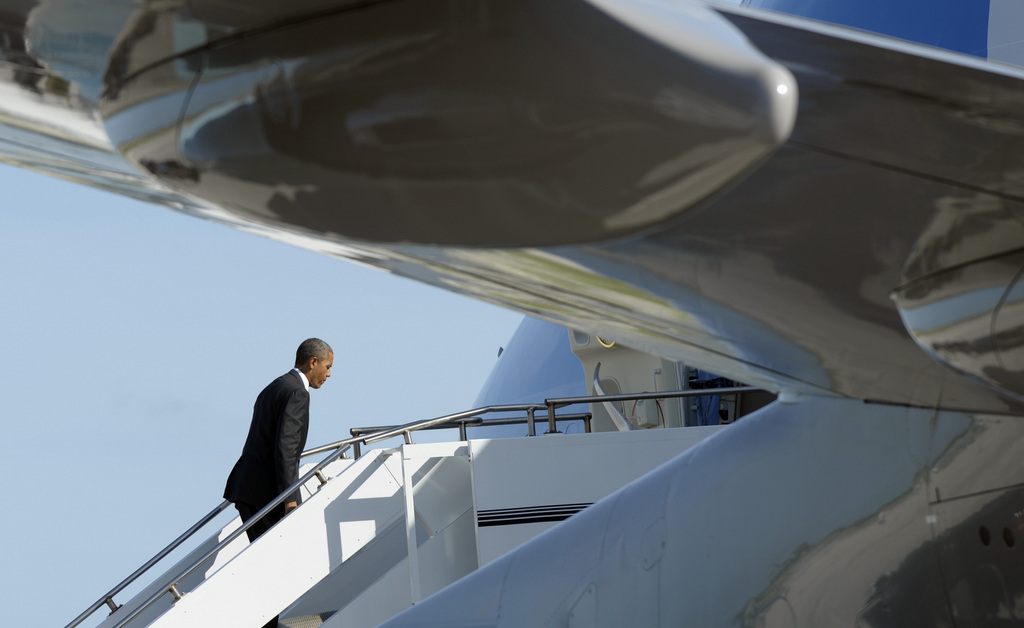 Barak Obama a adressé ses messages à l'agent de police qui a trouvé la mort en accompagnant le convoi présidentiel en Floride, depuis son avion.