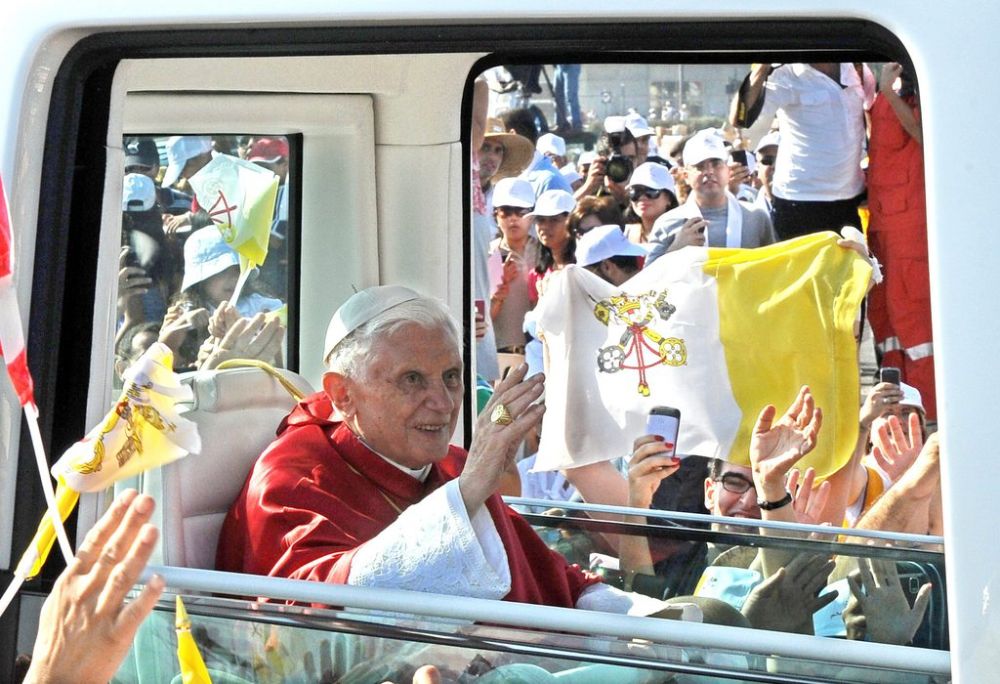 Le Pape salue la foule depuis sa papemobile à l'occasion de son voyage de trois jours au Liban. 