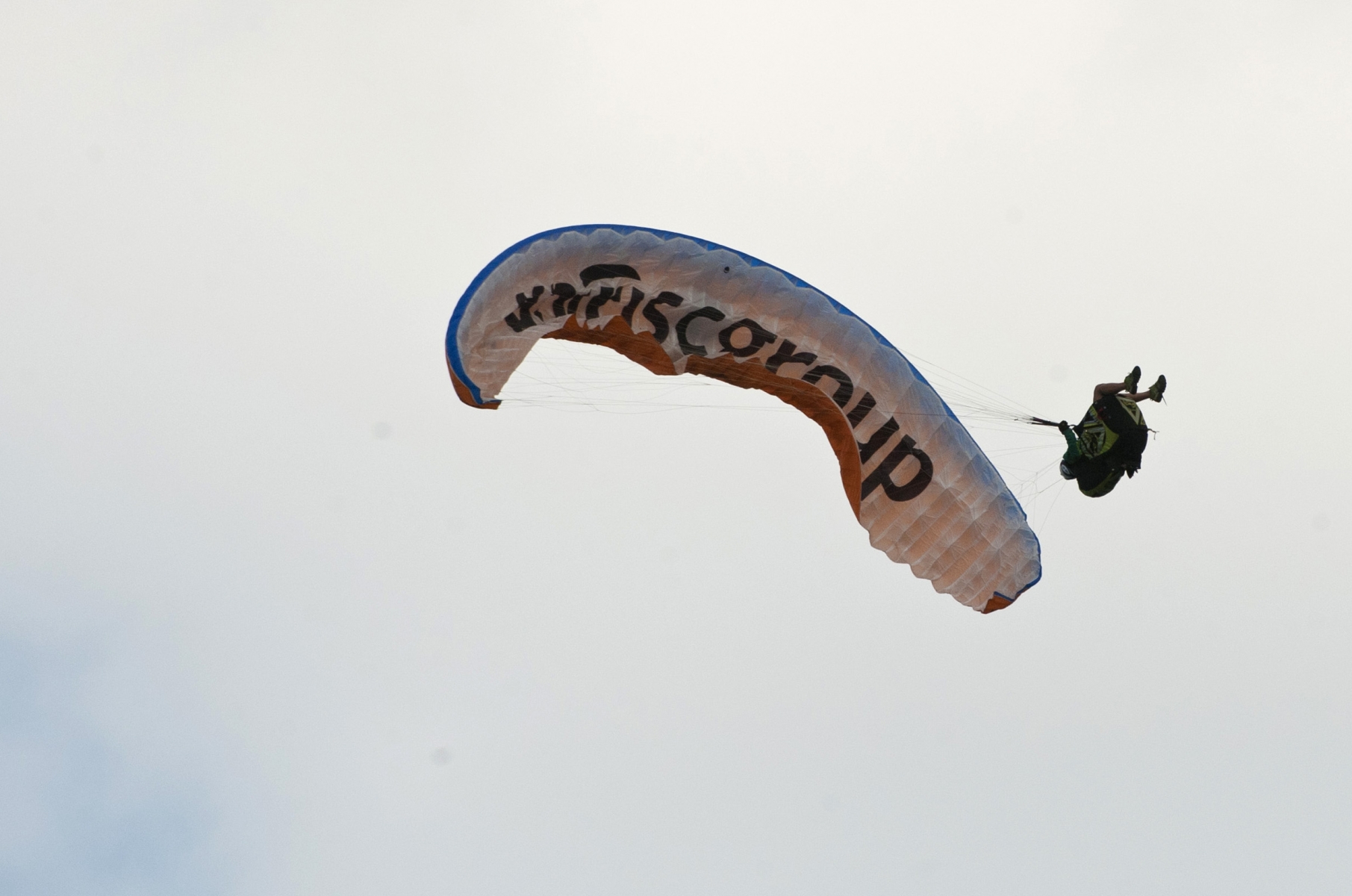 Spectacle garanti avec les acrobaties des meilleurs parapentistes du monde sur les bords du Lac Leman. 