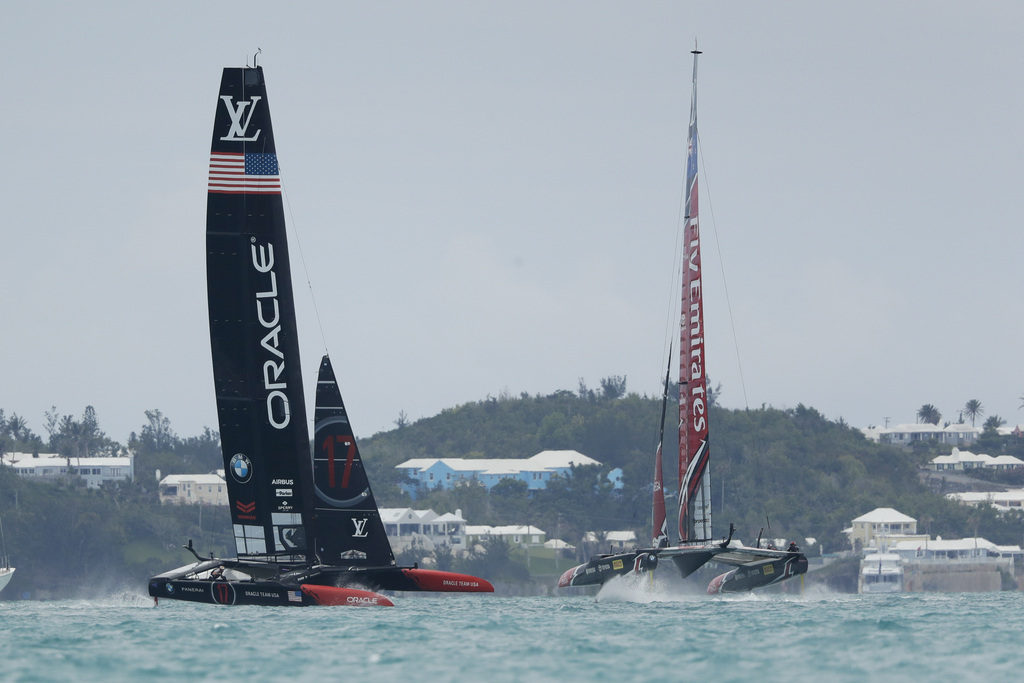Oracle Team USA (à gauche) l'a emporté avec 11 secondes d'avance sur Emirates Team New Zealand.