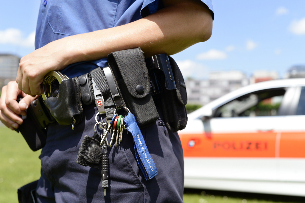 Un policier a été mordu au bras par une jeune femme qui s'est violemment opposée à son arrestation dimanche matin à Zurich. (illustration)