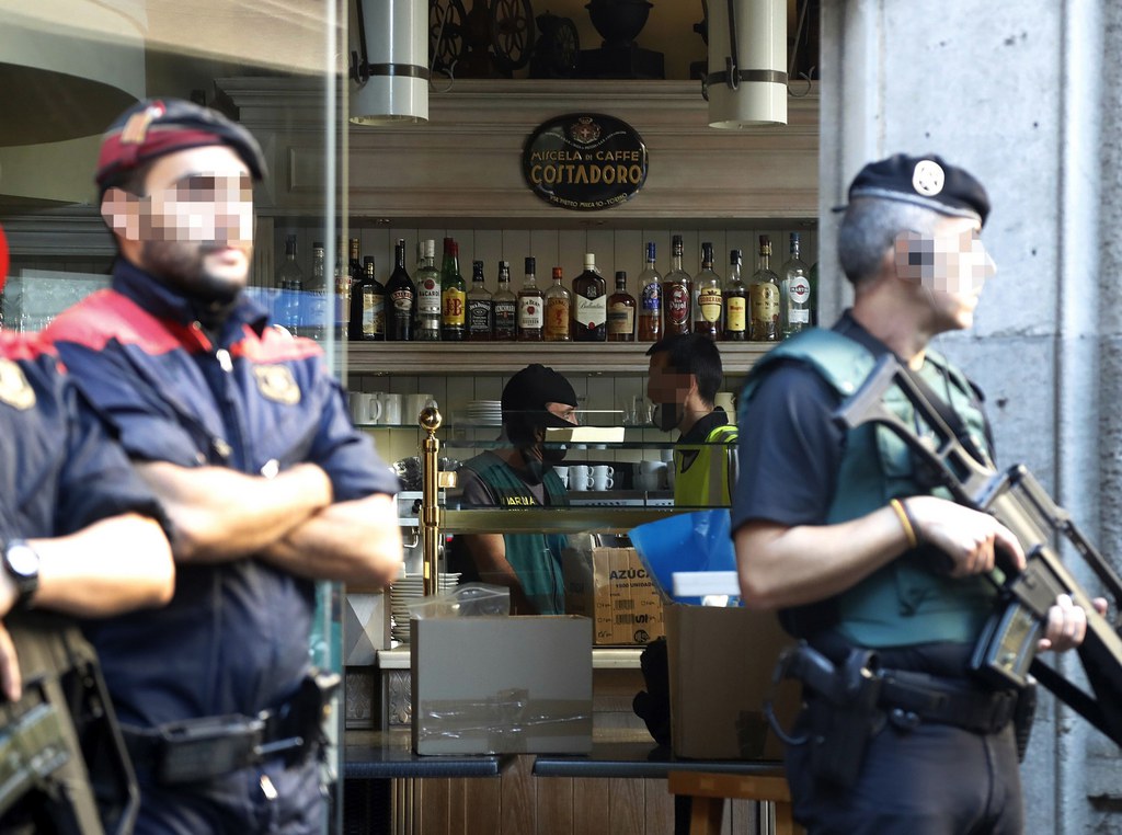 Le café situé au rez-de-chaussée du consulat italien à Barcelone a été cerné par les forces de sécurité espagnoles. La police a effectué 14 autres raids en ville. Au total, 13 personnes dont 8 Italiens ont été arrêtées.