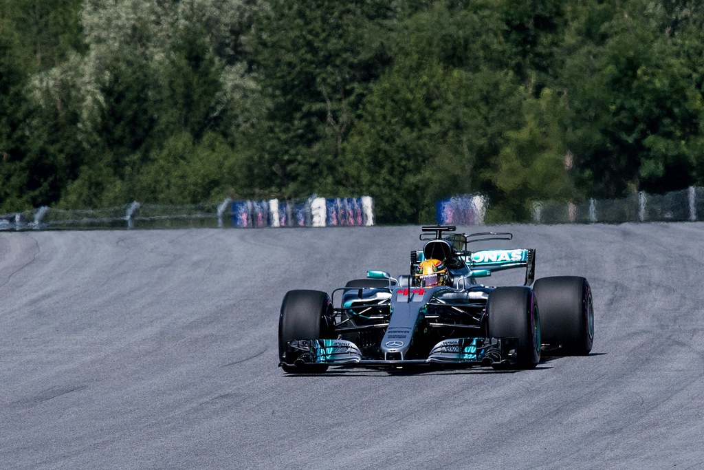 Lewis Hamilton a été puni pour avoir changé de boîte de vitesses sur sa Mercedes.