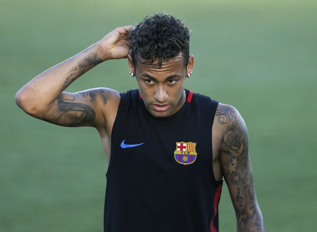 epa06113761 FC Barcelona's Brazilian forward Neymar during a team training session at Barry University in Miami, Florida, USA, 27 July 2017. FC Barcelona will play against Real Madrid in El Clasico Miami on 29 July.  EPA/JUANJO MARTIN