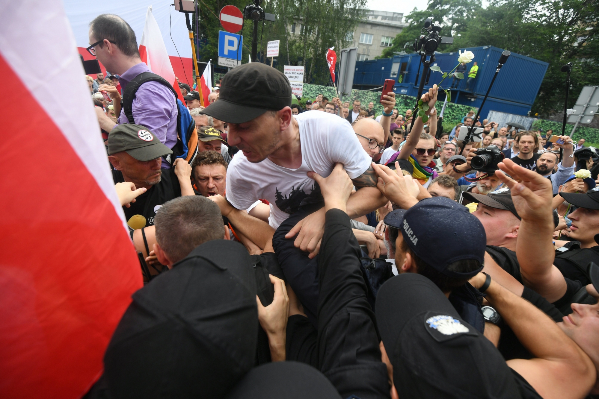 epa06099203 Protesters try to break through a barrier guarded by Policemen during a demonstration in front of the Sejm building in Warsaw, Poland, 20 July 2017. People protest against changes in the judicial law and the Supreme Court, which were passed today by the Law and Justice's majority in Sejm.  EPA/Bartlomiej Zborowski POLAND OUT POLAND PROTEST