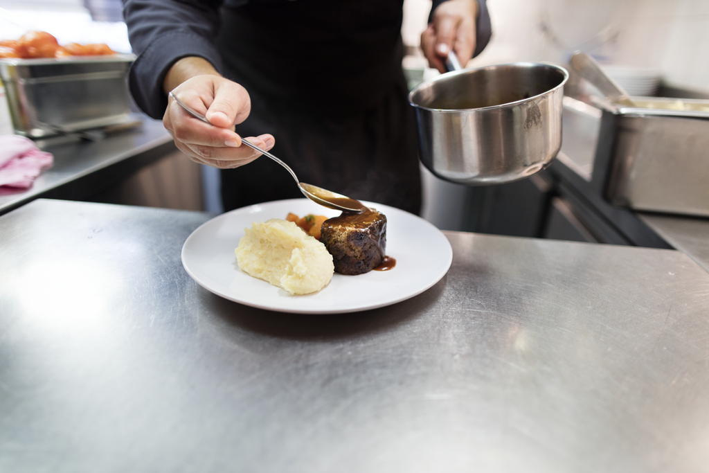 Pour se voir distinguer, les restaurants doivent préparer les plats intégralement ou en majeure partie dans leurs propres cuisines.