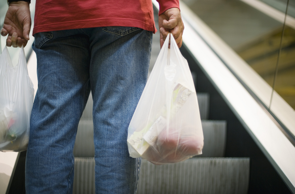 De plus en plus de pays bannissent les sacs en plastique des supermarchés.