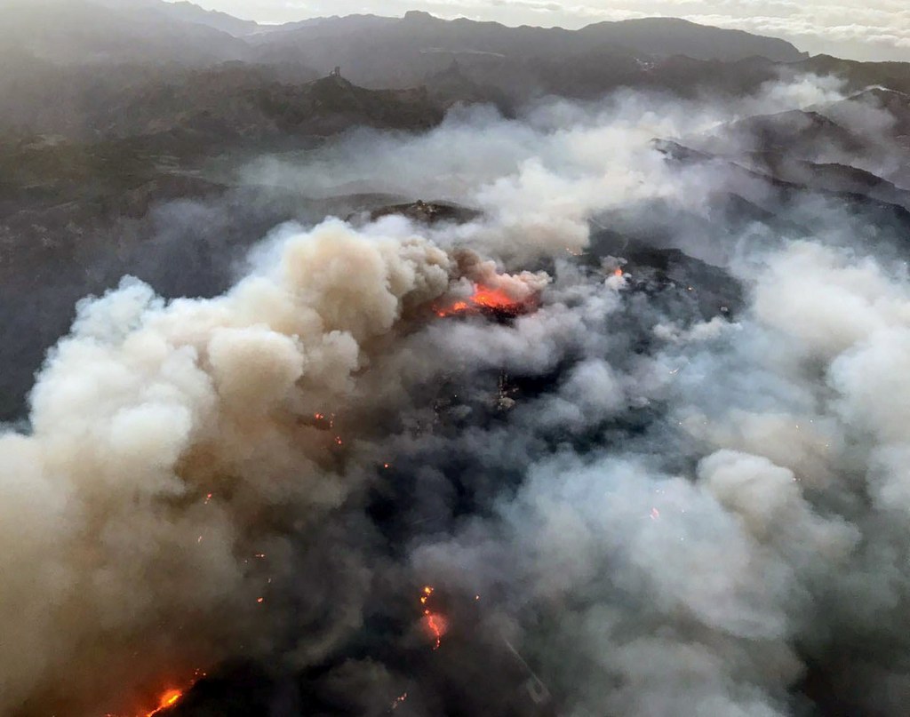 L'incendie "a un périmètre de 27 kilomètres et mobilise 300 pompiers et des moyens aériens", a précisé le gouvernement régional.