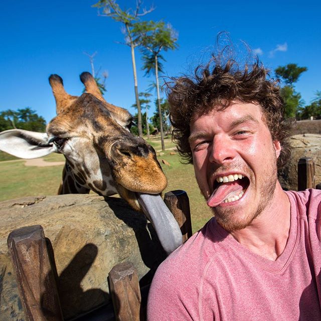 Cet Australien est devenu une star d'Instagram pour ses selfies avec des animaux de toute sorte.