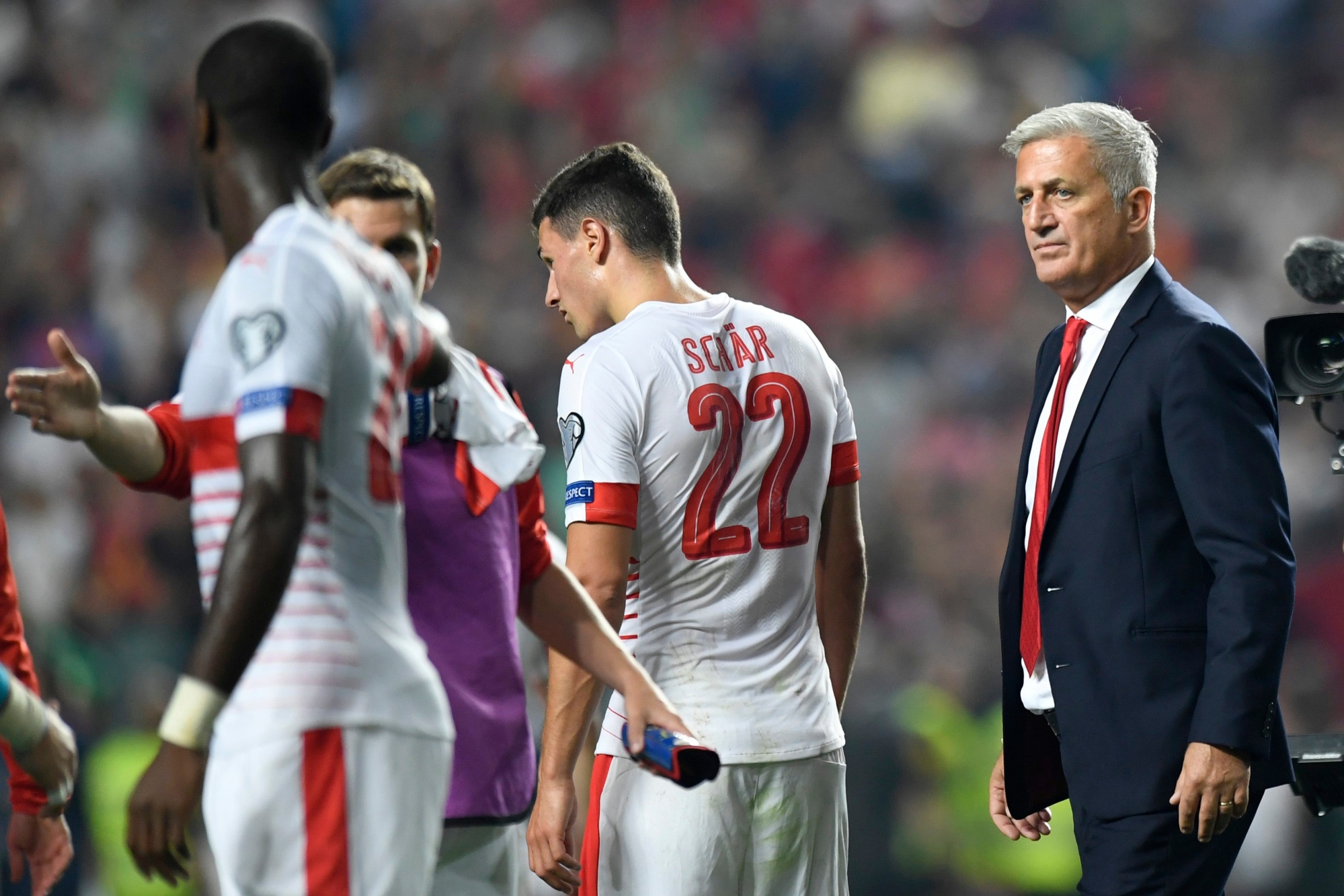 Switzerland's head coach Vladimir Petkovic shows dejection after the 2018 Fifa World Cup Russia group B qualification soccer match between Portugal and Switzerland at the Estadio da Luz stadium, in Lisbon, Portugal, Tuesday, October 10, 2017. (KEYSTONE/Laurent Gillieron) PORTUGAL SOCCER FIFA WORLD CUP 2018 QUALIFICATION PORTUGAL SWITZERLAND