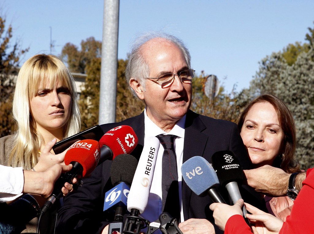 À son arrivée à Madrid, Antonio Ledezma a été reçu par le chef du gouvernement espagnol, Mariano Rajoy, qui affiche régulièrement son soutien à l'opposition vénézuélienne.