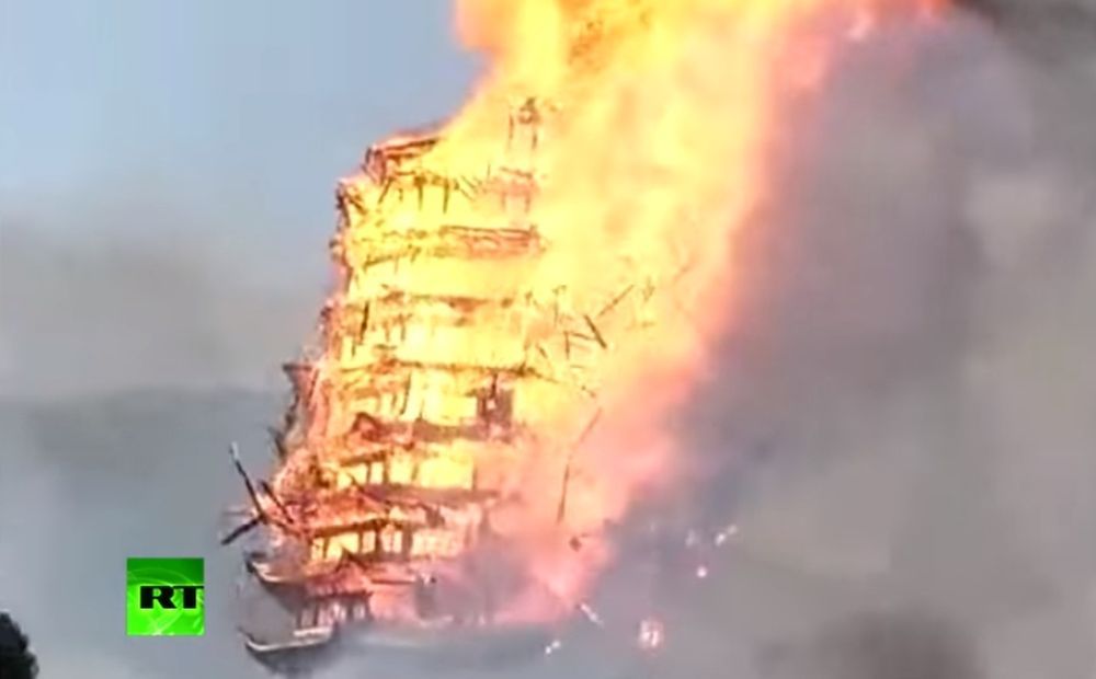 La pagode de plus de 153 mètres de haut a été entièrement détruite par le feu.
