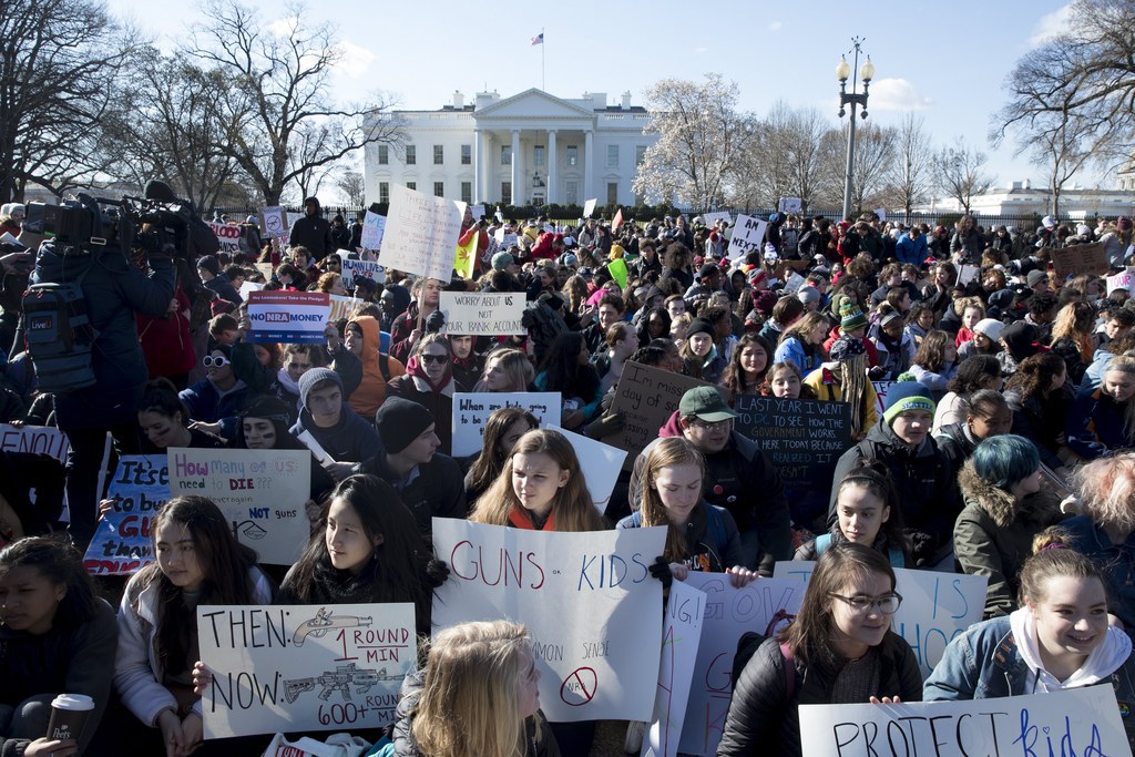 Ils étaient des centaines de collégiens et de lycéens à s'être ainsi rassemblés devant la Maison Blanche à Washington, pour lancer les appels suivants: "Protégez notre avenir, pas les armes à feu", ou encore: "Les prières, cela ne suffit pas".