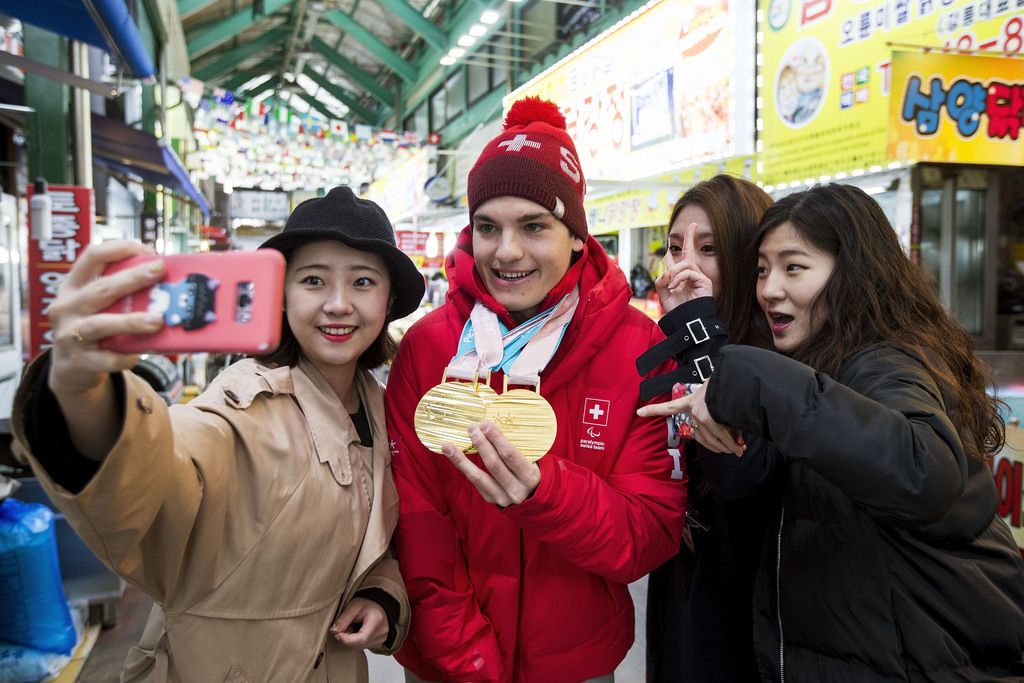 Le triple médaillé a déambulé vendredi dans le marché central de Gangneung, en Corée du Sud.