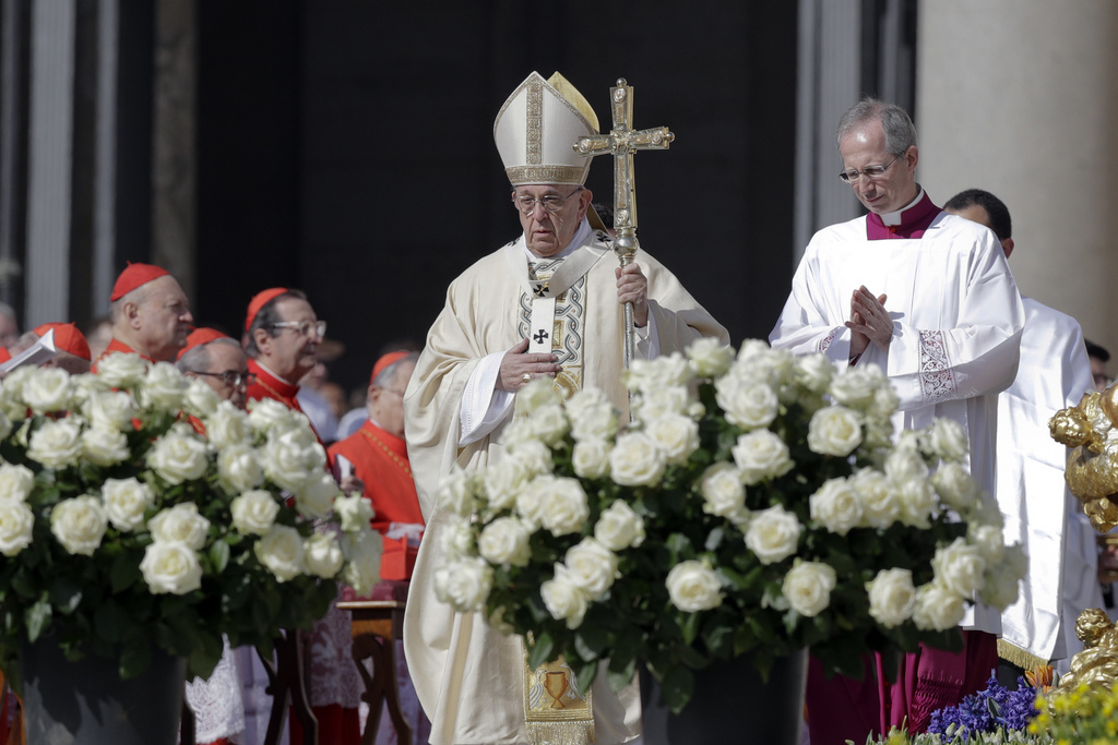 Le pape célèbre la messe de Pâques sur le parvis de la basilique Saint-Pierre. D'importantes mesures de sécurité ont été prises.
