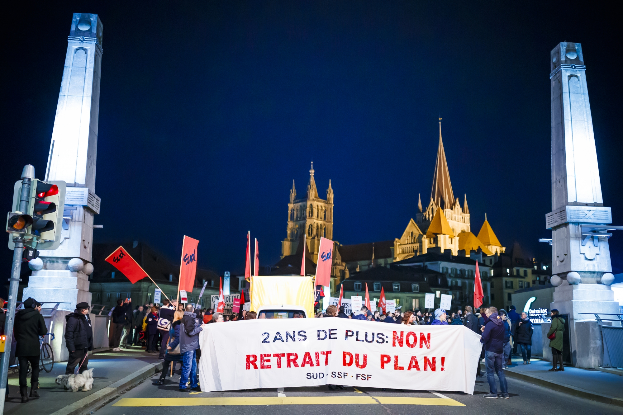 Une partie de la fonction publique vaudoise manifeste lors d'un rassemblement contre la reforme de la Caisse de pensions de l'Etat de Vaud (CPEV) ce jeudi 25 janvier 2018 a Lausanne. (KEYSTONE/Valentin Flauraud)